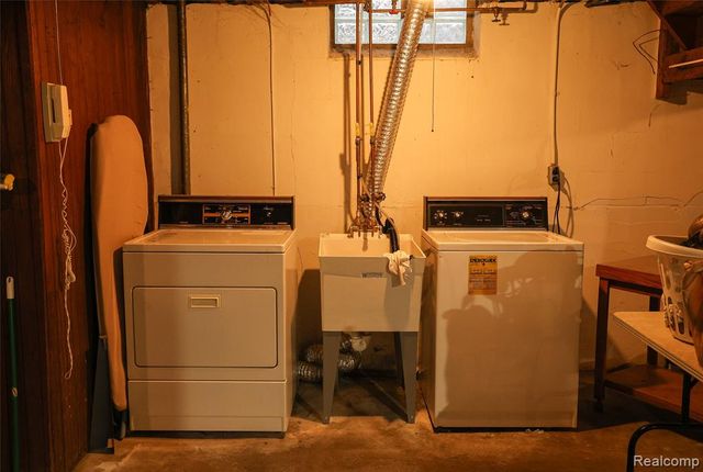 2135 Fleetwood Drive, Grosse Pointe Woods, MI 48236