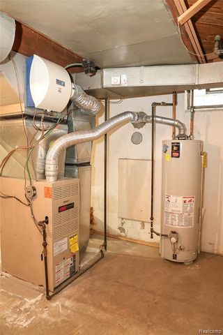 2135 Fleetwood Drive, Grosse Pointe Woods, MI 48236