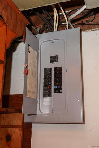 2135 Fleetwood Drive, Grosse Pointe Woods, MI 48236