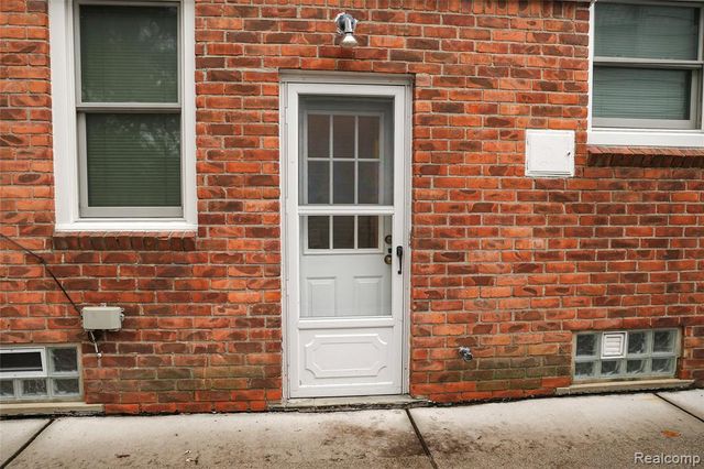 2135 Fleetwood Drive, Grosse Pointe Woods, MI 48236