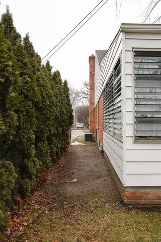 2135 Fleetwood Drive, Grosse Pointe Woods, MI 48236