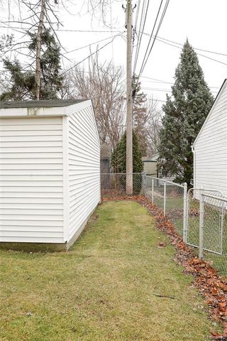 2135 Fleetwood Drive, Grosse Pointe Woods, MI 48236