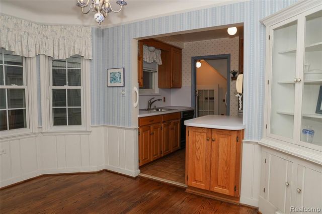 2135 Fleetwood Drive, Grosse Pointe Woods, MI 48236