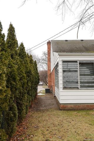 2135 Fleetwood Drive, Grosse Pointe Woods, MI 48236