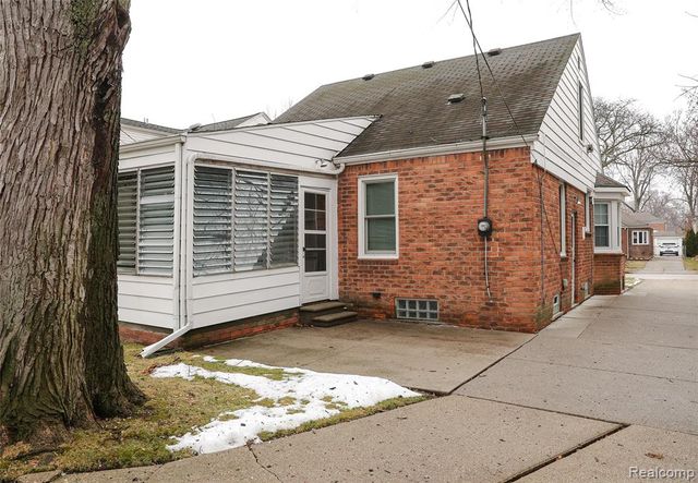 2135 Fleetwood Drive, Grosse Pointe Woods, MI 48236