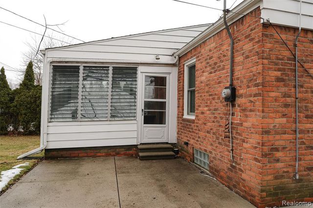 2135 Fleetwood Drive, Grosse Pointe Woods, MI 48236