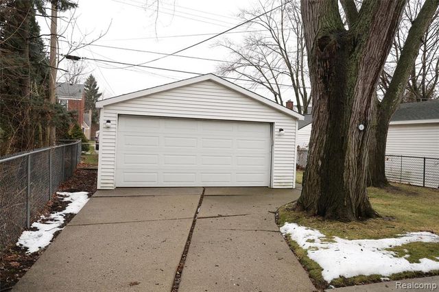 2135 Fleetwood Drive, Grosse Pointe Woods, MI 48236
