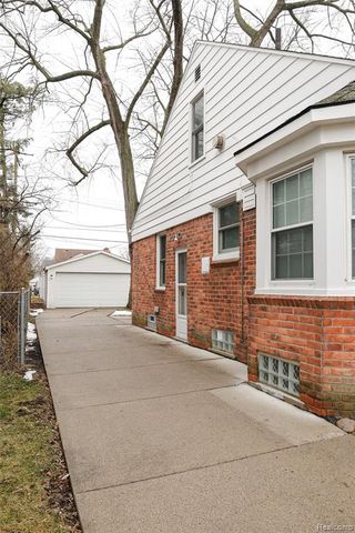 2135 Fleetwood Drive, Grosse Pointe Woods, MI 48236