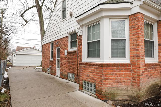 2135 Fleetwood Drive, Grosse Pointe Woods, MI 48236