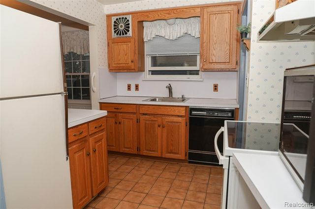 2135 Fleetwood Drive, Grosse Pointe Woods, MI 48236