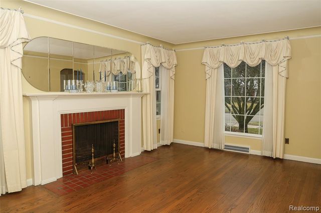 2135 Fleetwood Drive, Grosse Pointe Woods, MI 48236