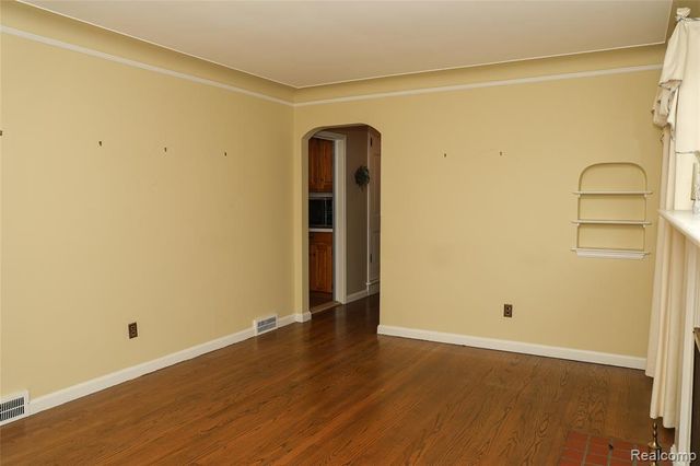 2135 Fleetwood Drive, Grosse Pointe Woods, MI 48236