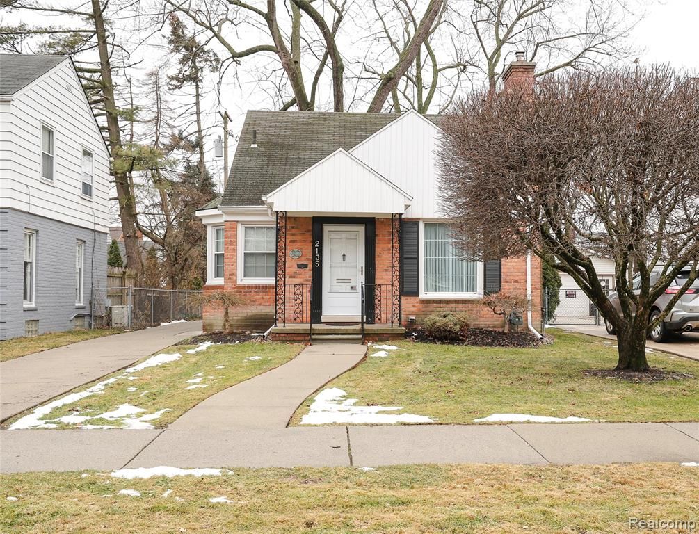 2135 Fleetwood Drive, Grosse Pointe Woods, MI 48236