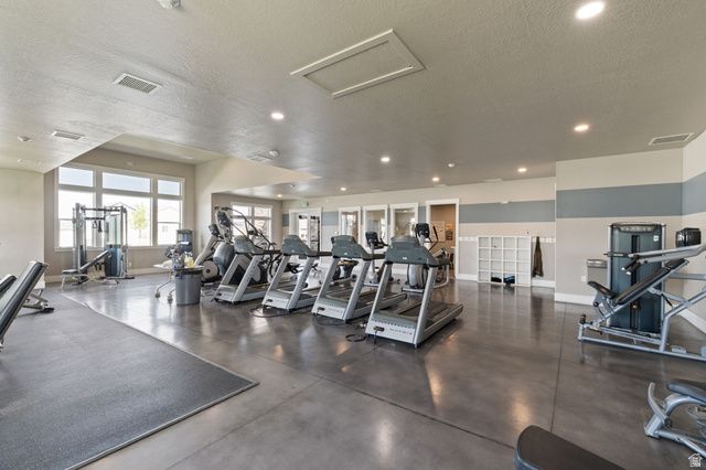 1592 W PARKVIEW DR, Syracuse, UT 84075