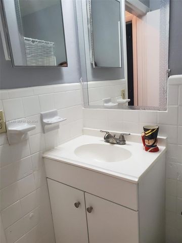 280 SW 11th Ave 18, Hallandale Beach, FL 33009