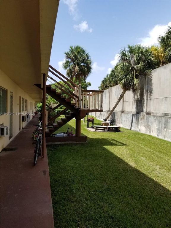 280 SW 11th Ave 18, Hallandale Beach, FL 33009