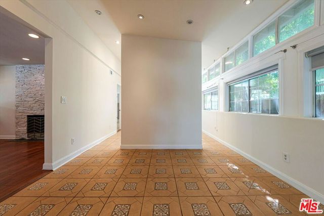 22750 Clarendon Street, Woodland Hills, CA 91367