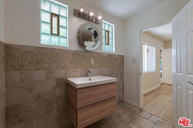 22750 Clarendon Street, Woodland Hills, CA 91367