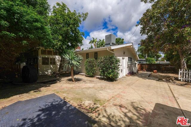 22750 Clarendon Street, Woodland Hills, CA 91367