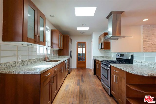 22750 Clarendon Street, Woodland Hills, CA 91367