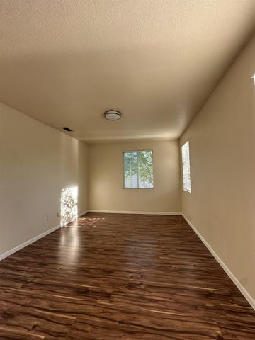 132 Dragonfly Cir, Sacramento, CA 95834
