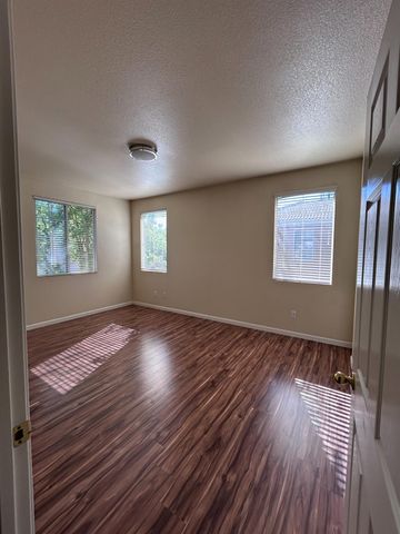 132 Dragonfly Cir, Sacramento, CA 95834