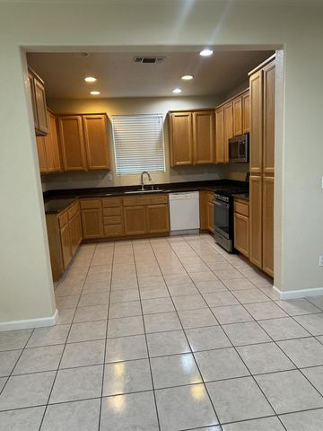 132 Dragonfly Cir, Sacramento, CA 95834