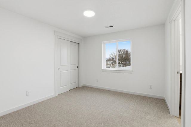 316 N Viewmont Ct, Greenacres, WA 99016