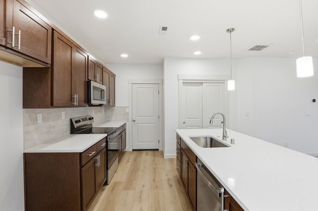 316 N Viewmont Ct, Greenacres, WA 99016