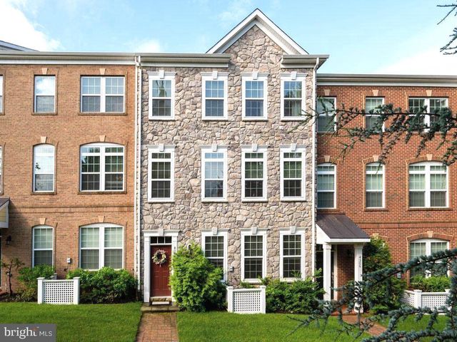 4304 EDOSOMWAN LN, Fairfax, VA 22030