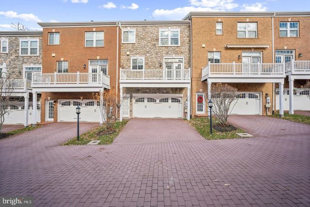 4304 EDOSOMWAN LN, Fairfax, VA 22030