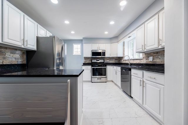 4024 W 106th Street, Oak Lawn, IL 60453