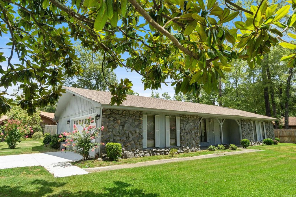 8 Smoking Oaks Road, Conway, AR 72034