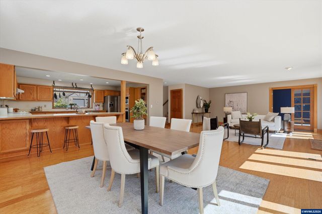 7025 SW Windemere Lp, Portland, OR 97225