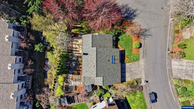 7025 SW Windemere Lp, Portland, OR 97225