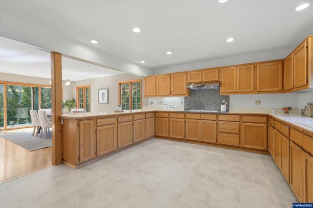 7025 SW Windemere Lp, Portland, OR 97225