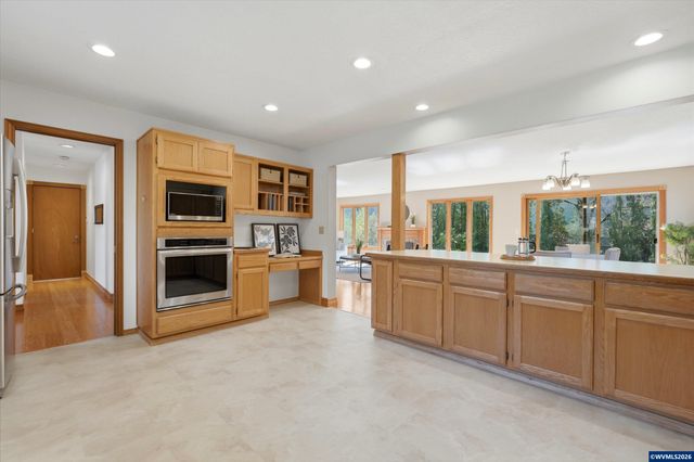 7025 SW Windemere Lp, Portland, OR 97225