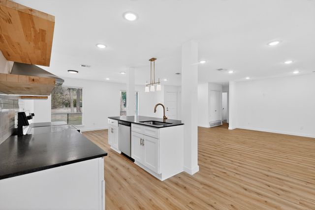 400 Casa Bello Court, Irving, TX 75062