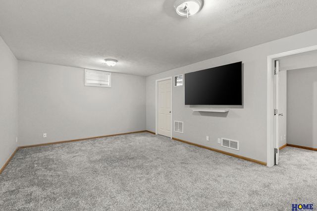 6550 Blackstone Road, Lincoln, NE 68526