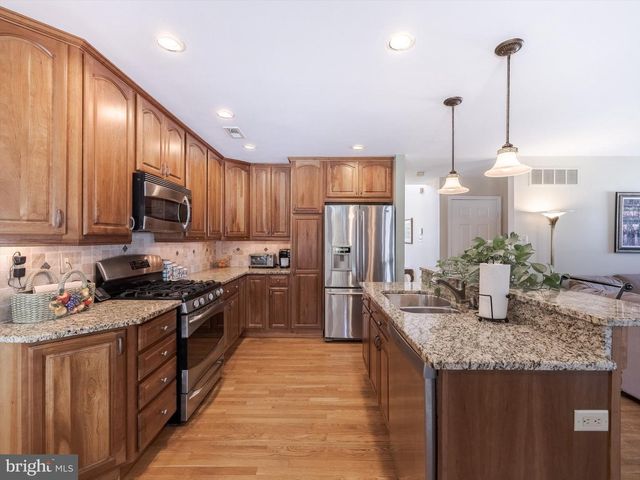 1 DENTON CIR, Newtown, PA 18940