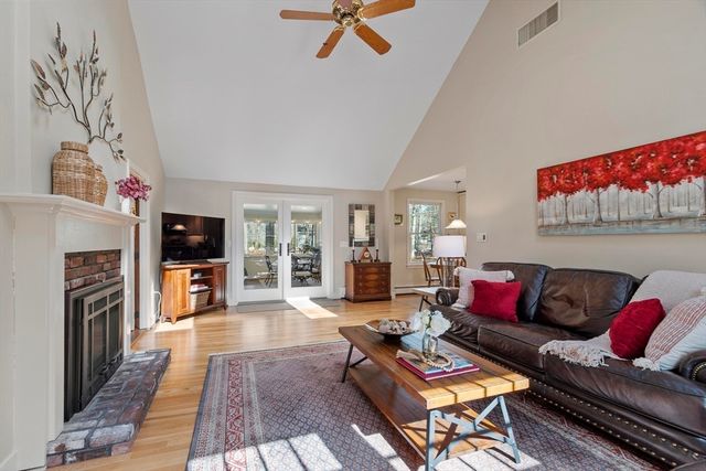 1 Carlton Dr, Acton, MA 01720