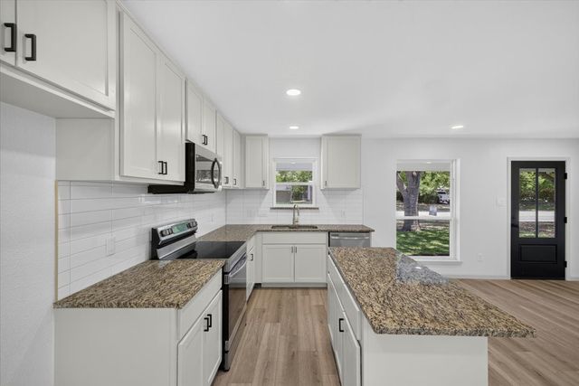 205 Summercrest Boulevard, Burleson, TX 76028