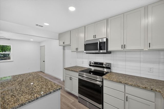 205 Summercrest Boulevard, Burleson, TX 76028