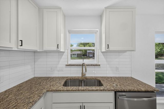 205 Summercrest Boulevard, Burleson, TX 76028