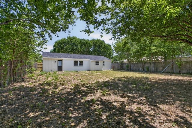 205 Summercrest Boulevard, Burleson, TX 76028