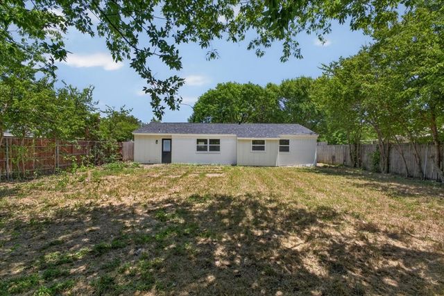 205 Summercrest Boulevard, Burleson, TX 76028