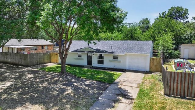 205 Summercrest Boulevard, Burleson, TX 76028
