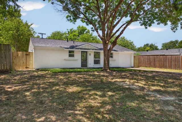205 Summercrest Boulevard, Burleson, TX 76028