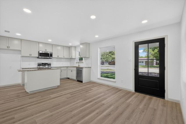 205 Summercrest Boulevard, Burleson, TX 76028