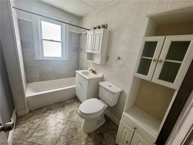 839 Lecona Road, Cleveland Heights, OH 44121